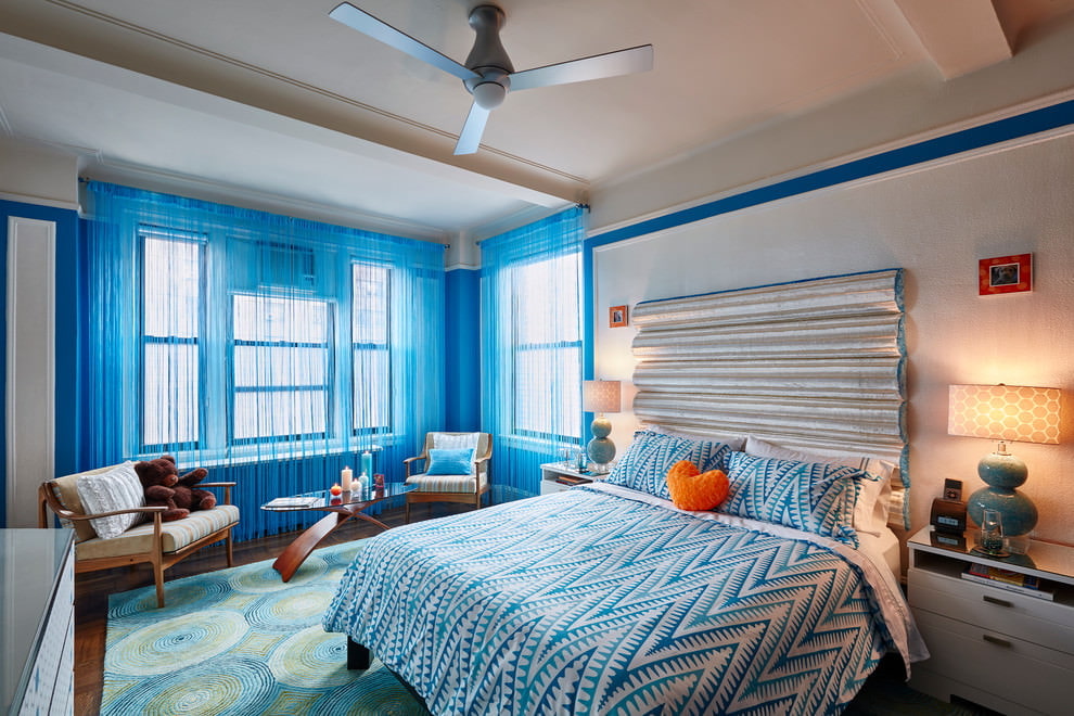 Niebieskie szydełkowe zasłony w jasnej sypialni