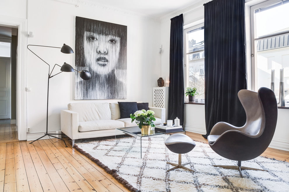 Moderní obývací pokoj s velvet tmavé záclony