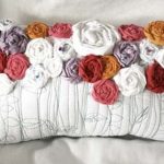 Original kudde med handgjorda rosor