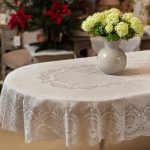 Oval white tablecloth na may embossed pattern