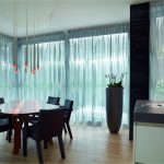 Decoratie van panoramische ramen met transparante tule