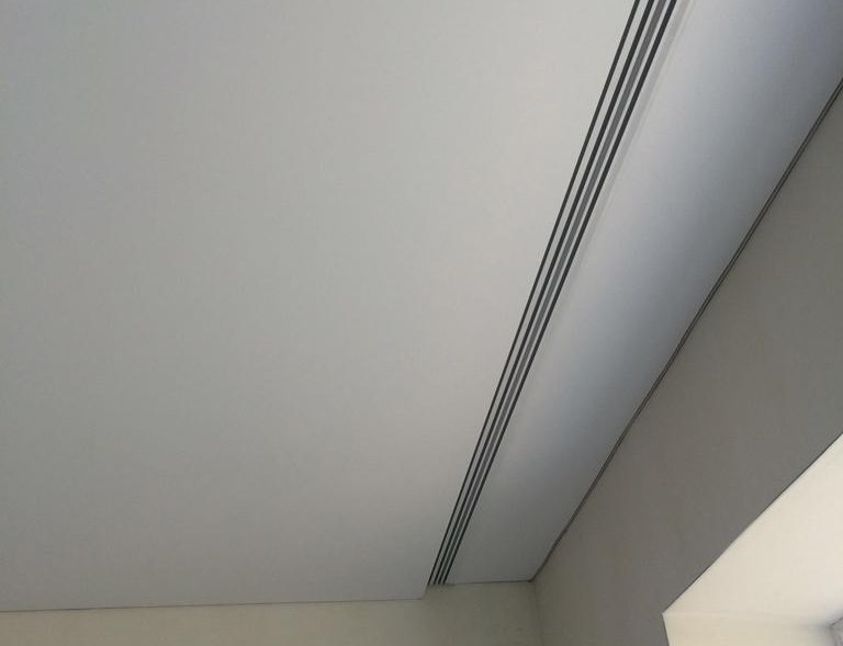 Plastični profil stropnog vijenca u niši ispred prozora