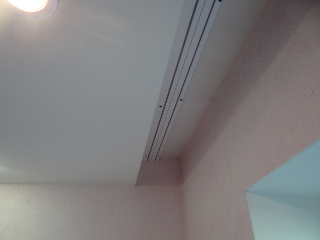 Bevestiging van de plafondrailplafonds in een nis