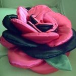 Różowa i czarna poduszka kwiatowa