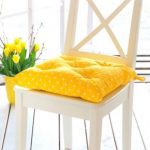 Żółta poduszka na krzesło