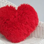 Hjärtformad kudde med garnfransar