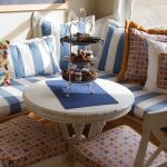 Poduszki na krześle i narożne siedzenia w kuchni