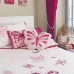 Kızlar yatak odası için kelebek yastıkları