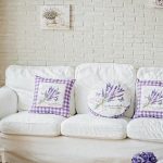 Lawendowe poduszki na białą sofę