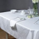 Beyaz renkli şenlikli masa örtüsü