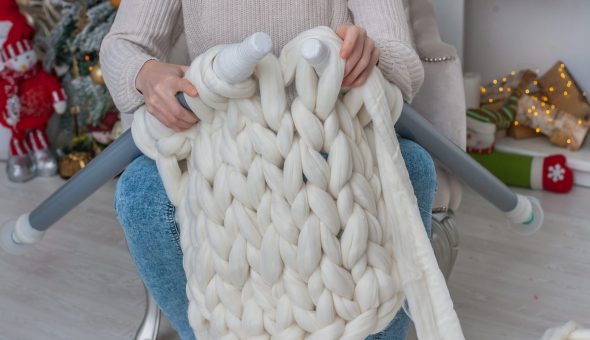 Knitting device