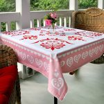 Simple tablecloth para sa isang mesa sa beranda