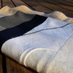 Simple warm blanket blanket mula sa wool sweaters