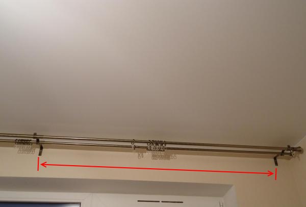The distance between the brackets when mounting the telescopic cornice