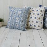 Wielobarwne poduszki z niebieskimi elementami w stylu prowansalskim