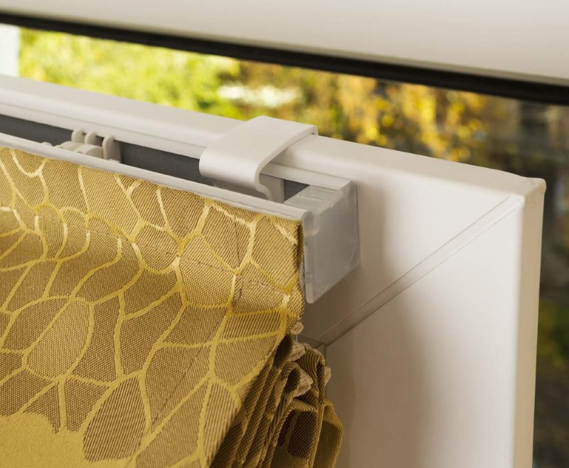 Pag-install ng Roman blinds sa isang movable plastic window sash