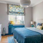 Blå textilier i designen av sovrummet