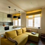 Žluté závěsy v kuchyni-obývací pokoj