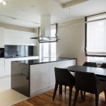 Kök-vardagsrum i stil med minimalism