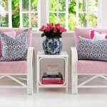 Розови сиви възглавници за сядане в зоната за сядане