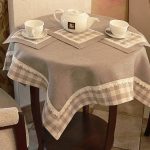 Pilka staltiesė ir servetėlės ​​jaukiam arbatos vakarėliui