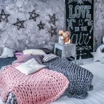 Modern bir yatak odası için gri ve pembe yün battaniyeler