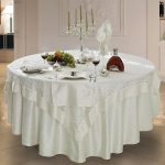 Elegant square tablecloth sa isang round table