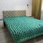 Szykowny zielony koc na drutach do łóżka