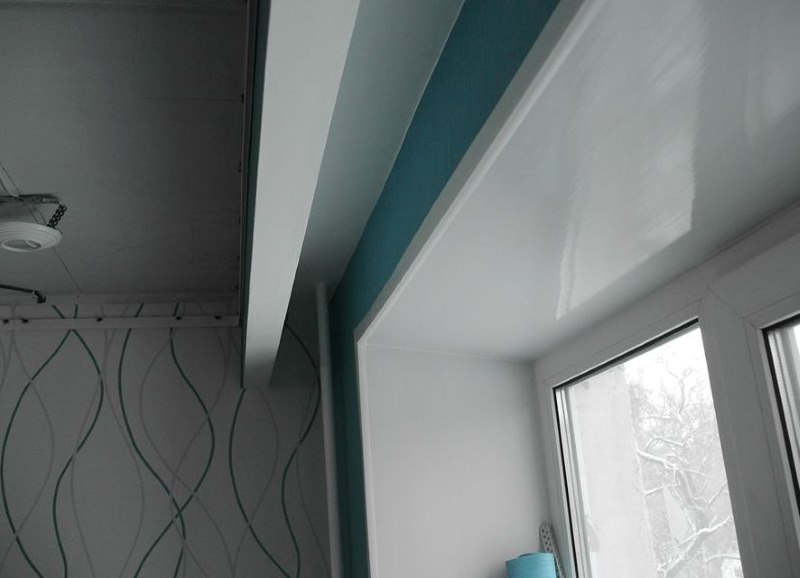 Larawan ng isang angkop na lugar sa living room ceiling para sa lihim na pag-install ng kurtina na kurtina ng kurtina