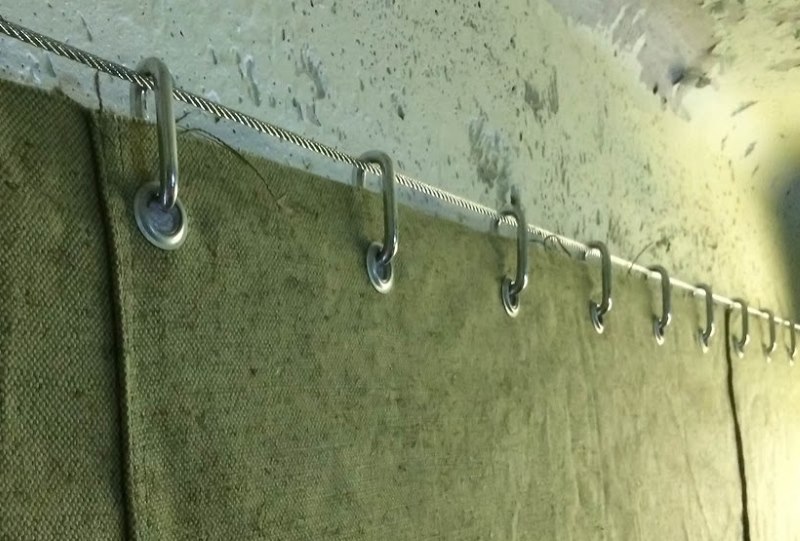 Kurtina ng tarpaulin sa gate ng isang pribadong garahe