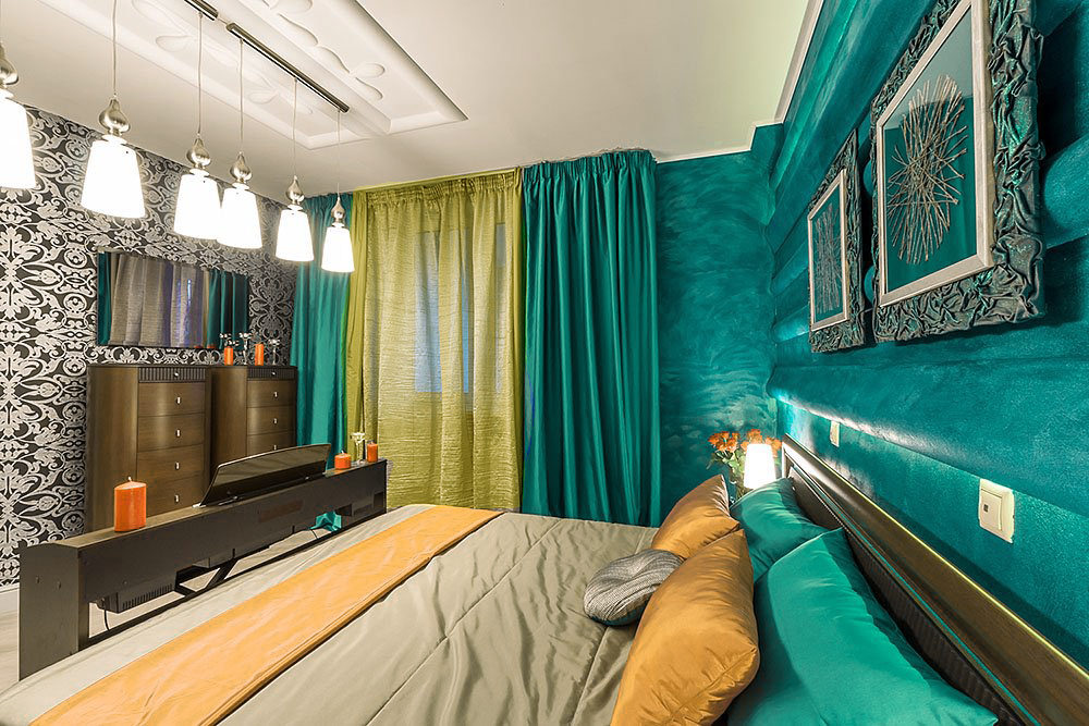 Gele en turquoise gordijnen in de slaapkamer