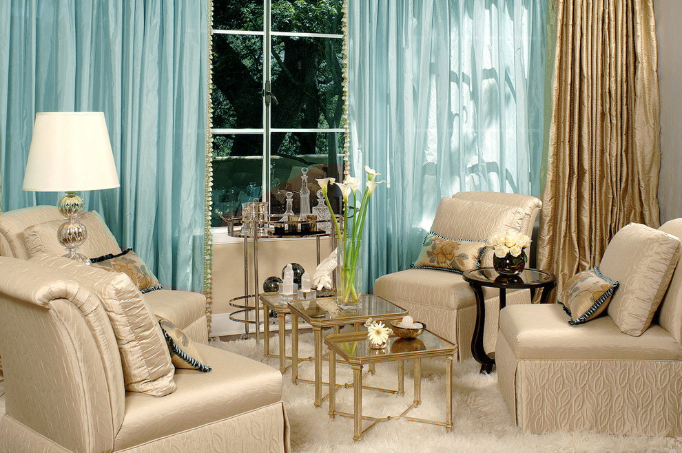 Luxusní interiér obývacího pokoje s tyrkysovými závěsy