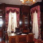 Gordijnen in het klassieke interieur van de woonkamer