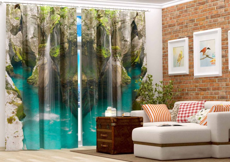 Vackra gardiner med fotoutskrift i hallen med en tegelvägg