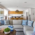Blue-blue sofa cushions para sa isang pinagsamang living room
