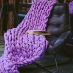 Lilac blanket of large hand-knitted yarn