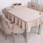 Ang tablecloth at upuan ay sumasaklaw sa beige tones