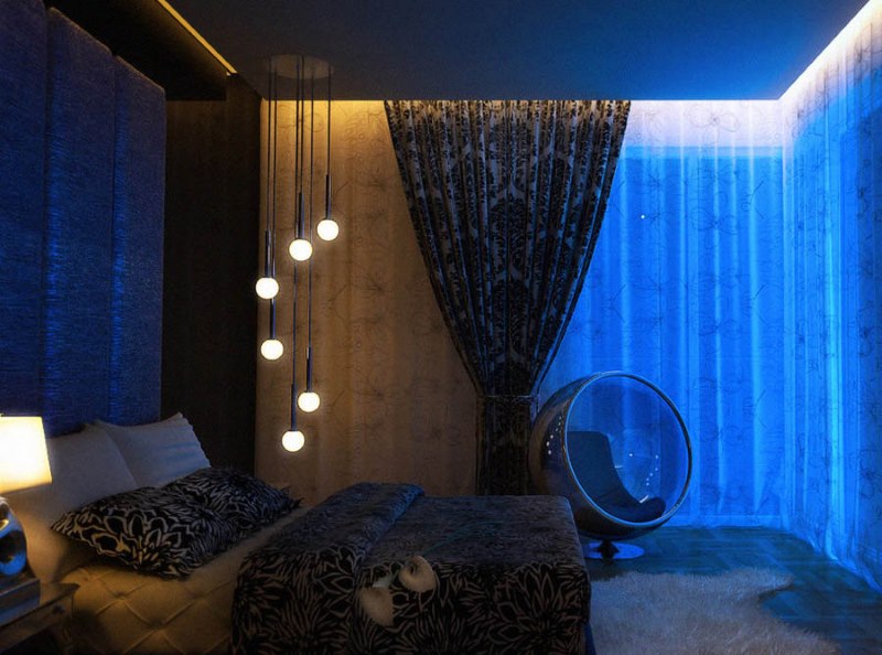 Yatak odasında gizli bir korniş bulunan ışıklı niş