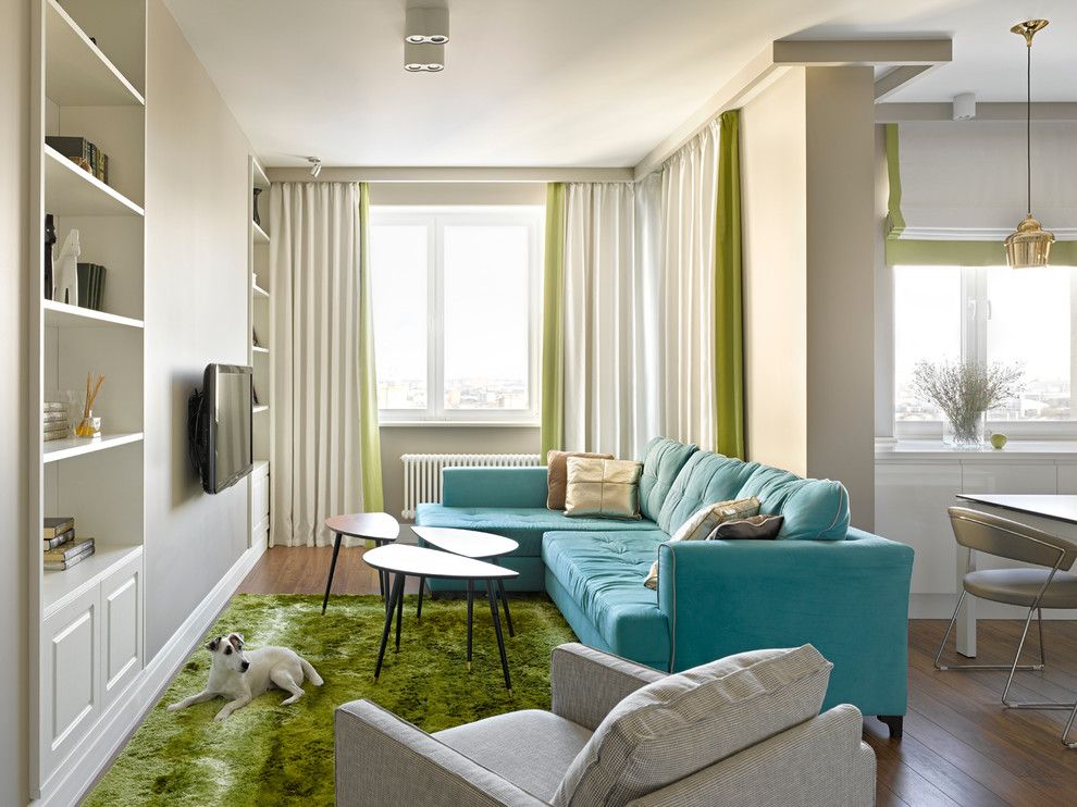 Moderní obývací pokoj s stropní římsou