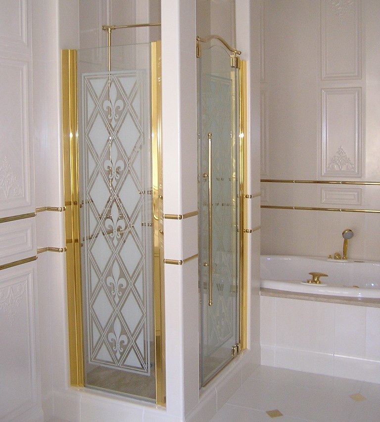 Duşta cam kapılar üzerinde altın kaplama çerçeve