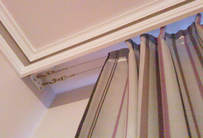 String cornice in the ceiling niche
