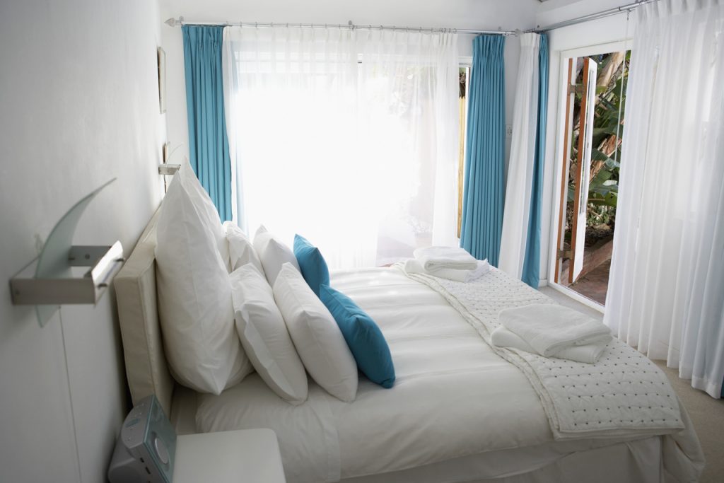 Biały tiul w sypialni prywatnego domu