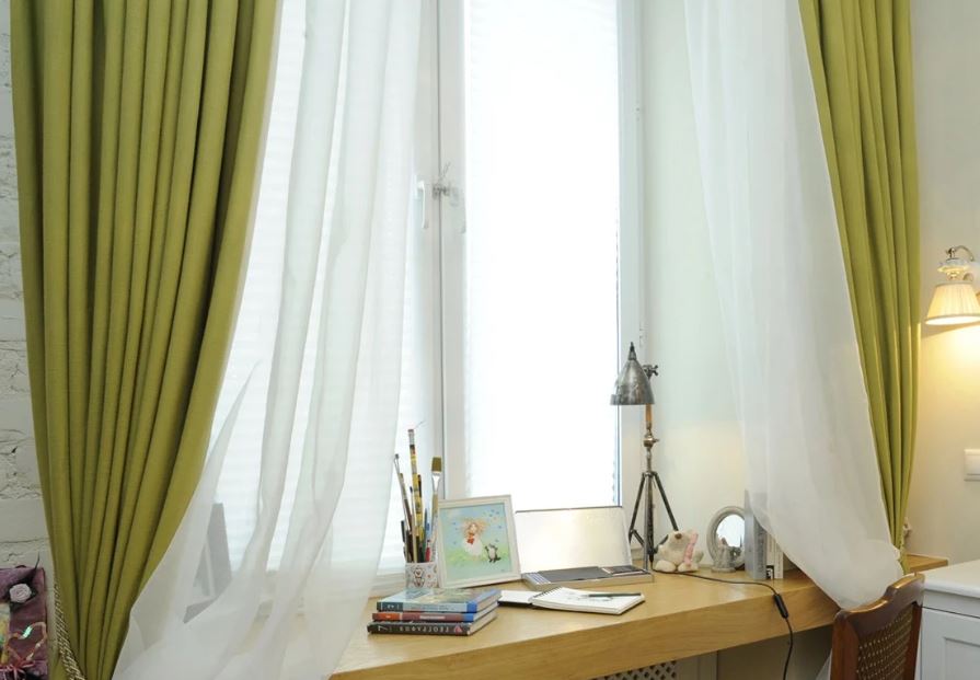 Maikling tulf sa window ng bedroom para sa isang batang babae