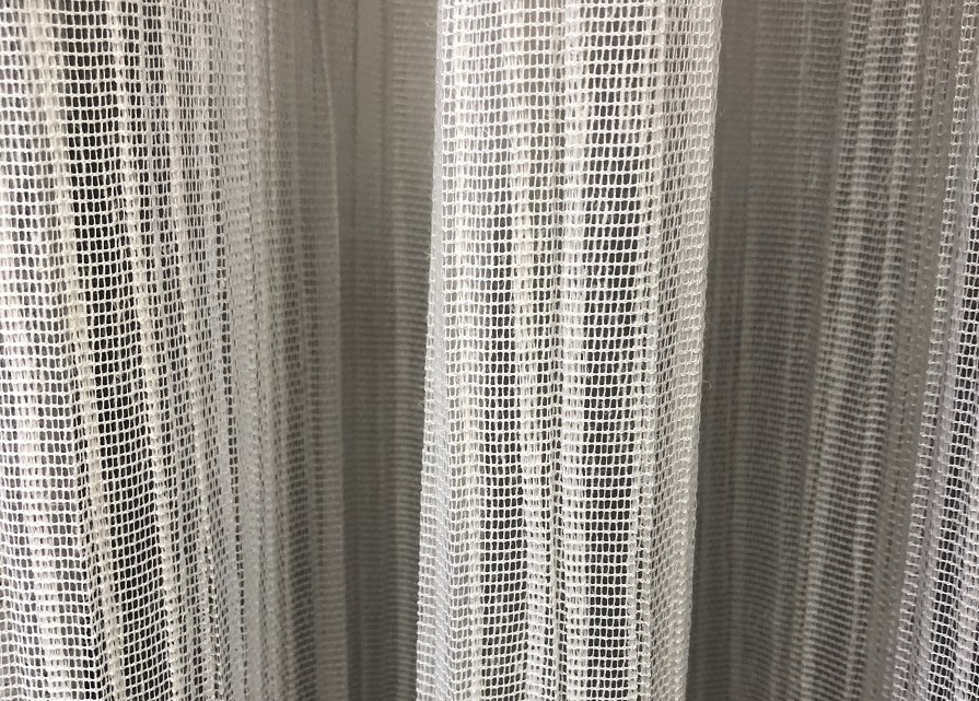 Siatkowa tiulowa tkanina na okno sypialni