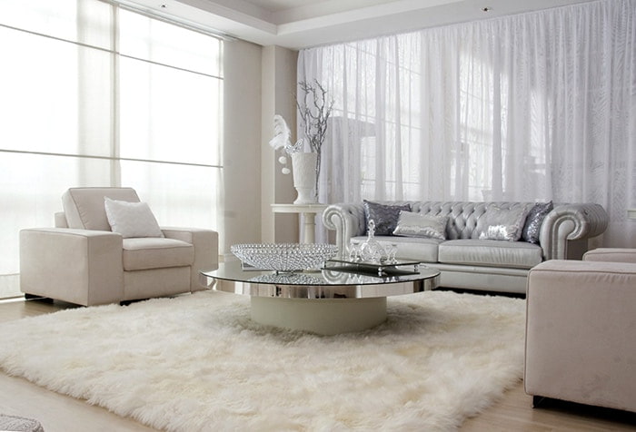Beyaz tül ile modern oturma odası iç