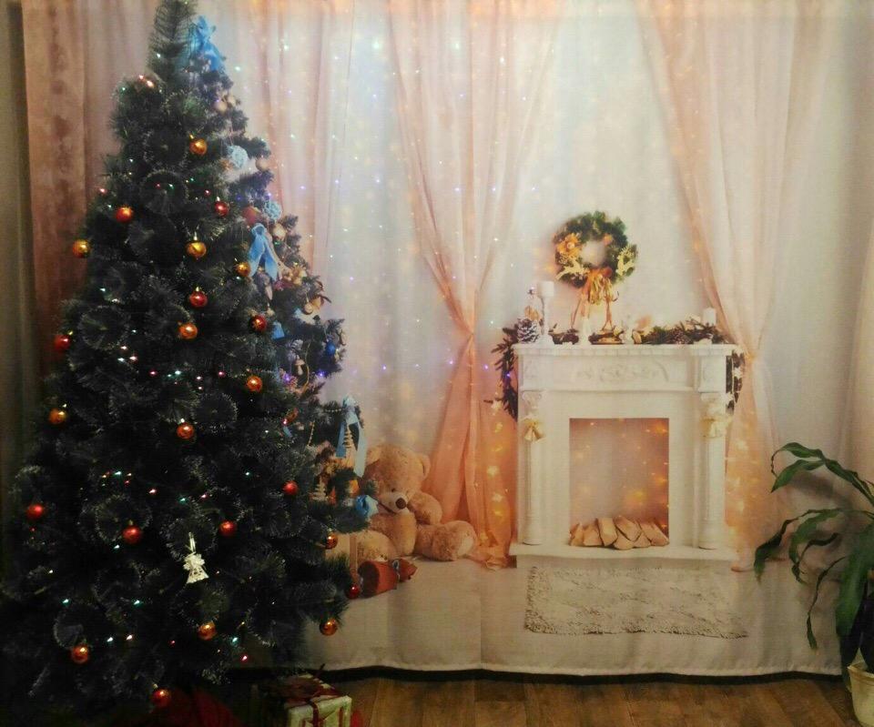 Vánoční strom na pozadí tylu s krbem