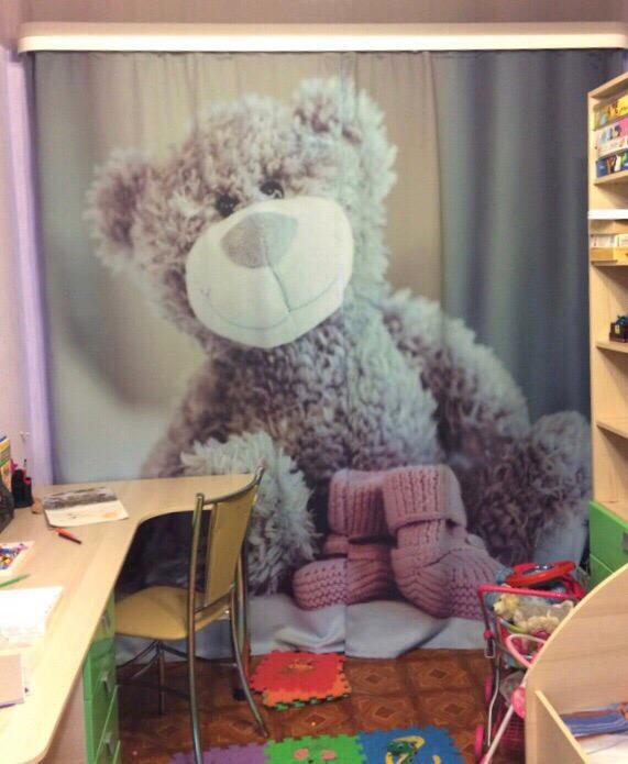Zasłona w pokoju dziecięcym z realistycznym wizerunkiem pluszowej zabawki