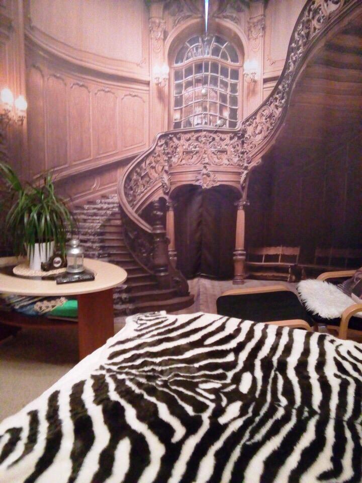 מדרגות מגולפות על הווילון בחדר השינה