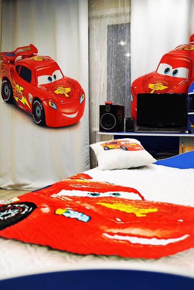 طباعة الصور على المنسوجات في غرفة النوم لصبي صغير