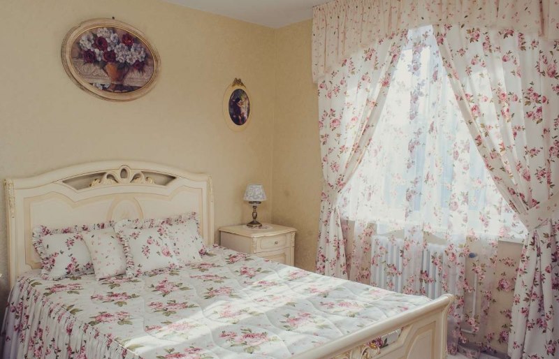 Blommiga textilier i sovrummet